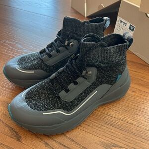 NEW IN BOX Women's VESSI Stormburst High Top, Color: Peak Black, Size 8